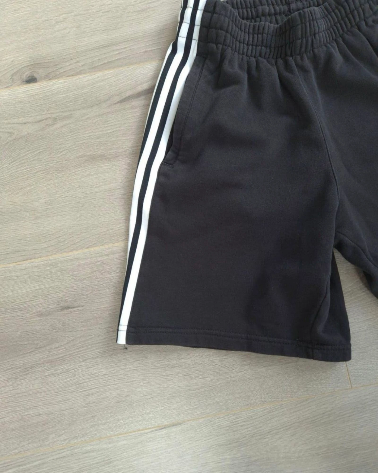 Adidas Originals Short de survêtement noir avec trois bandes et logo Trefoil - Taille S – photo 5